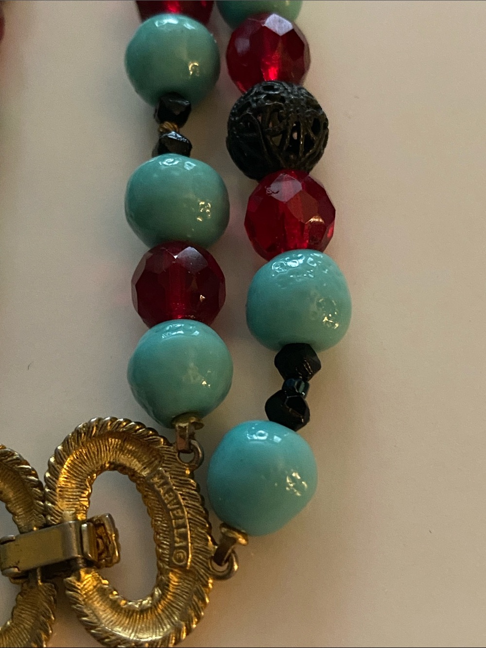 MARVELLA VINTAGE Turquoise & Red Beaded Necklace with Gold Interlock Clasp - Picture 6 of 12